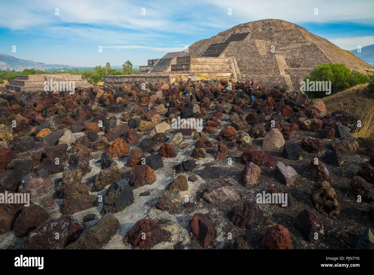 Die Pyramide des Mondes ist die zweite größte Pyramide im heutigen San Juan Teotihuacán, Mexiko, nach der Pyramide der Sonne. Stockfoto