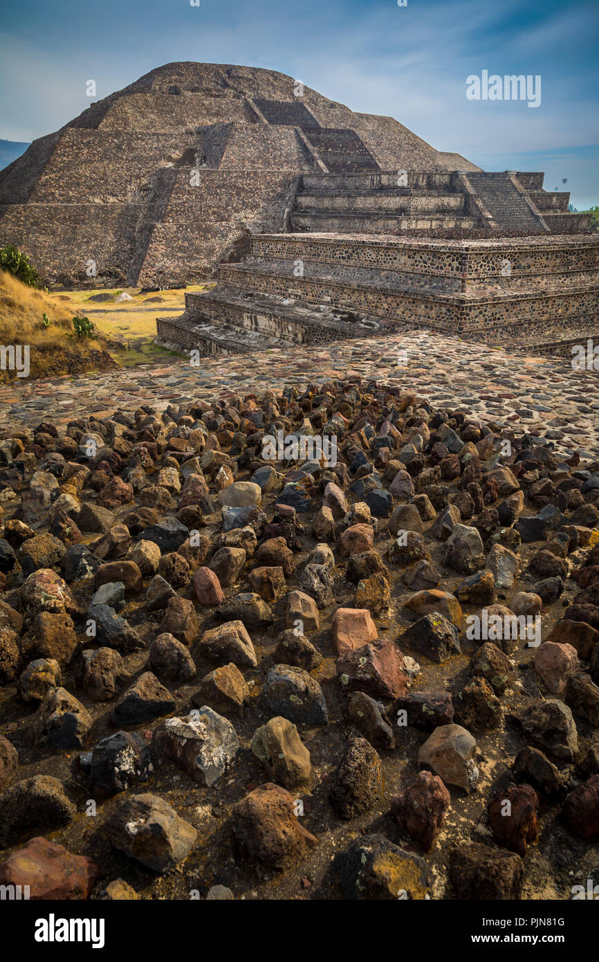 Die Pyramide des Mondes ist die zweite größte Pyramide im heutigen San Juan Teotihuacán, Mexiko, nach der Pyramide der Sonne. Stockfoto