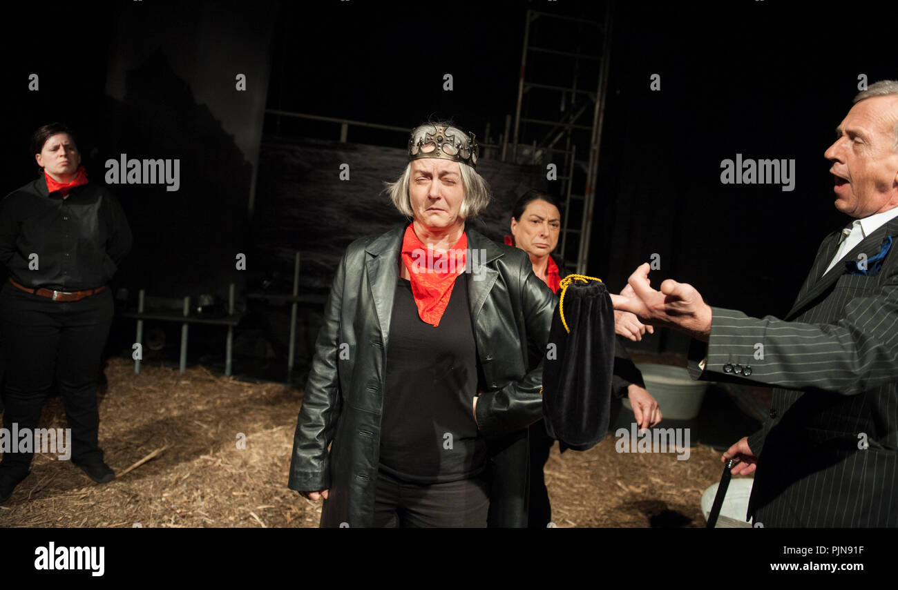 Theater Company De Reynaertghesellen spielen Hendrik De Vijfden von Tom Lanoye, Regie: Roger Van Gompel (Leuven, 09/11/2017) Stockfoto