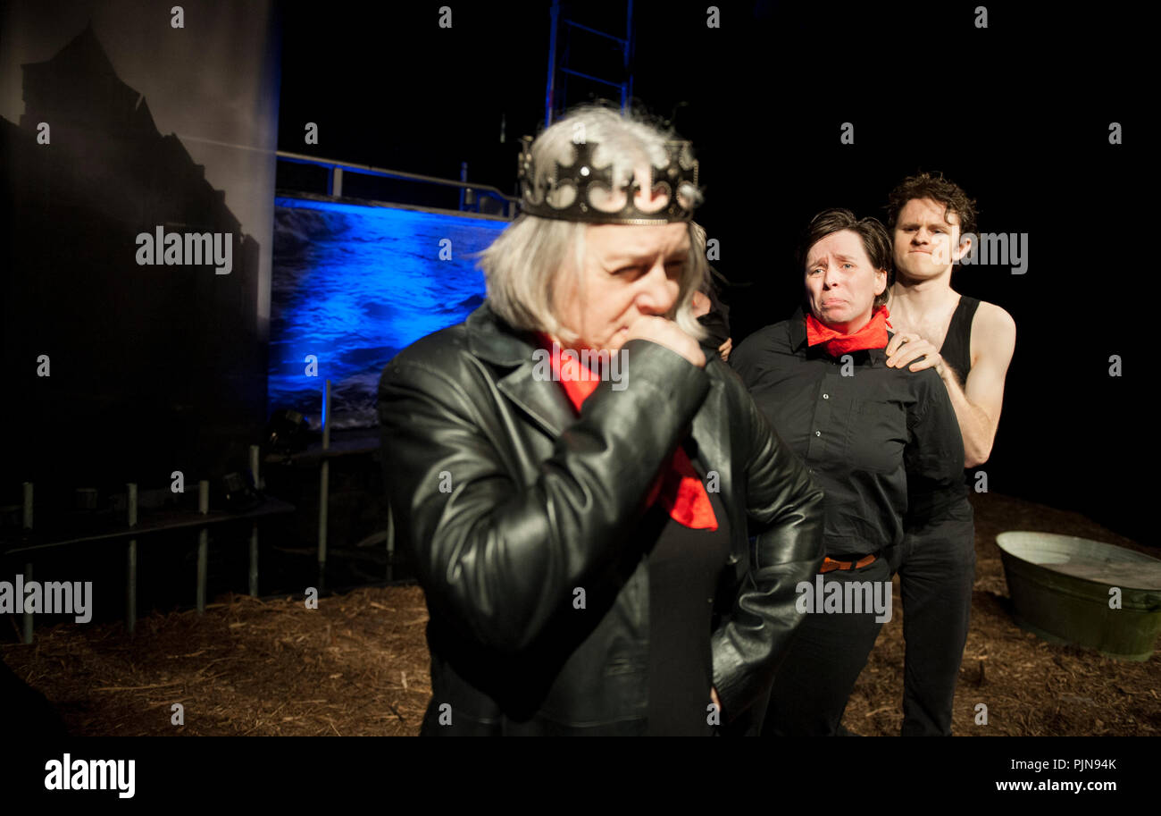 Theater Company De Reynaertghesellen spielen Hendrik De Vijfden von Tom Lanoye, Regie: Roger Van Gompel (Leuven, 09/11/2017) Stockfoto