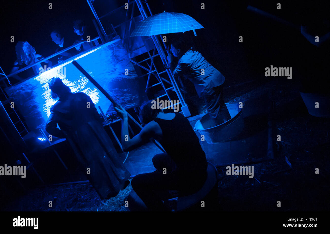 Theater Company De Reynaertghesellen spielen Hendrik De Vijfden von Tom Lanoye, Regie: Roger Van Gompel (Leuven, 09/11/2017) Stockfoto