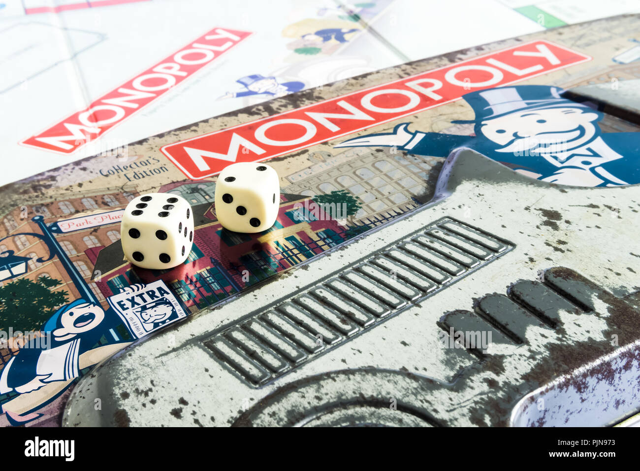 Monopoly Brettspiel schließen oben mit der Box, Board und Würfel. Die klassische Immobilien Handel Spiel von Parker Brothers Stockfoto