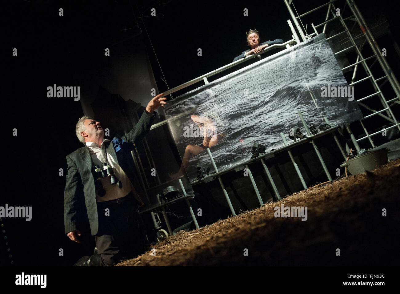 Theater Company De Reynaertghesellen spielen Hendrik De Vijfden von Tom Lanoye, Regie: Roger Van Gompel (Leuven, 09/11/2017) Stockfoto