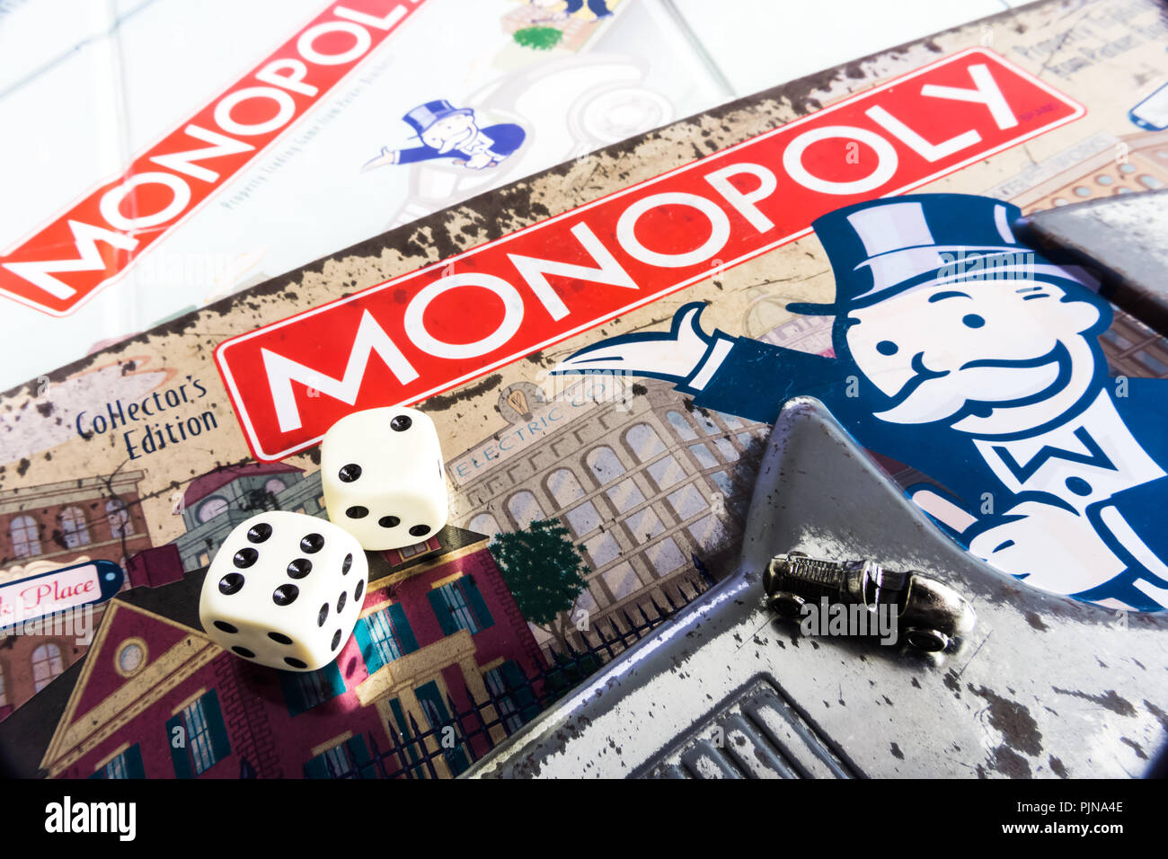 Monopoly Brettspiel schließen oben mit der Box, Board und Würfel. Die klassische Immobilien Handel Spiel von Parker Brothers Stockfoto