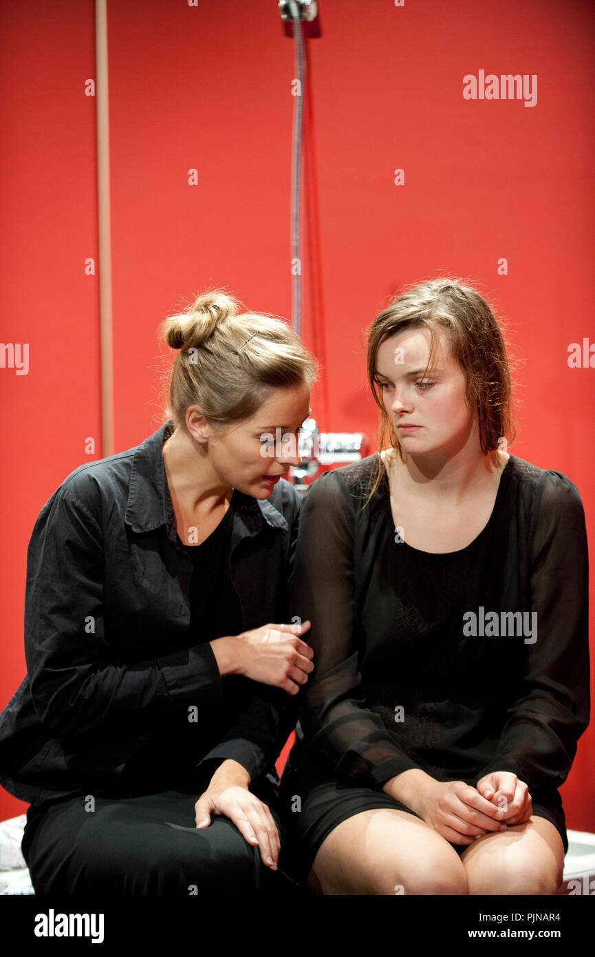 Theater Company De Dijlezonen spielen 'Het Huis van Bernarda Alba" von Federico Garcia Lorca, unter der Regie von Frans Vanderschueren (Belgien, 16/10/2014) Stockfoto