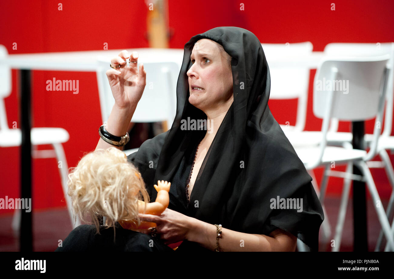 Theater Company De Dijlezonen spielen 'Het Huis van Bernarda Alba" von Federico Garcia Lorca, unter der Regie von Frans Vanderschueren (Belgien, 16/10/2014) Stockfoto