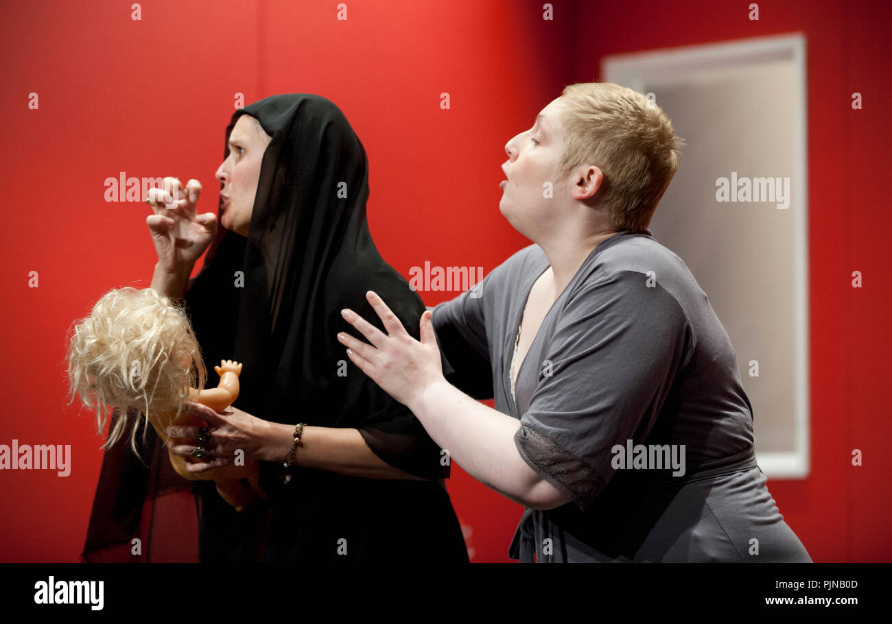 Theater Company De Dijlezonen spielen 'Het Huis van Bernarda Alba" von