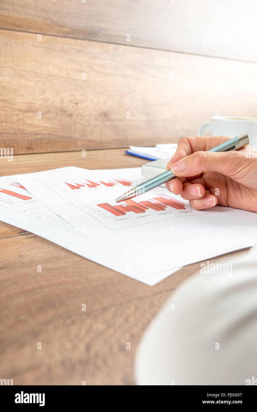 Geschäftsfrau arbeitet an einem Bericht über die Analyse statistische Diagramme, Low Angle ihre Hand und Schreibarbeit. Stockfoto
