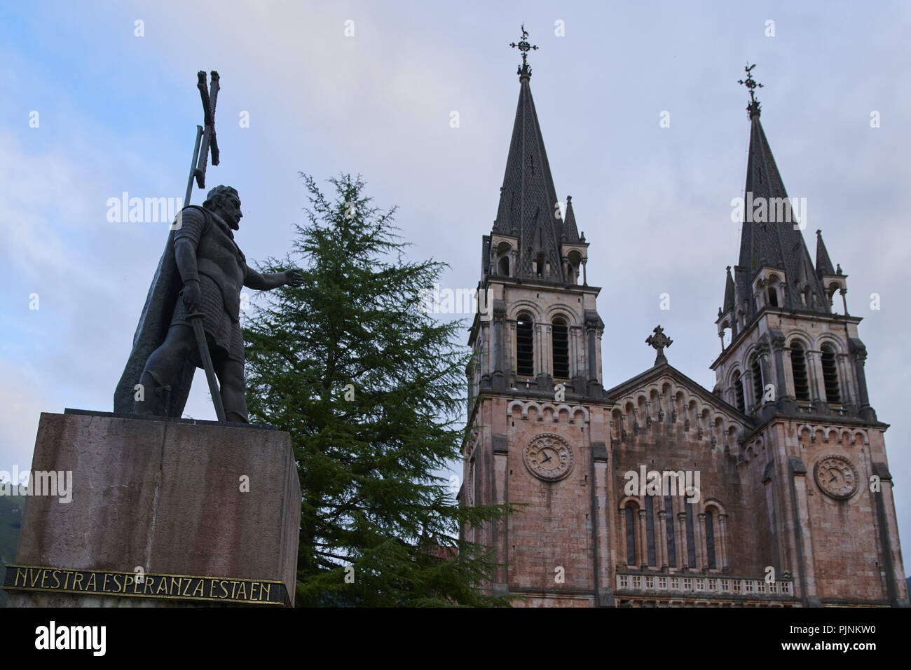 Cangas de Onis, Asturien, Spanien. 7. Sep 2018. Basilica de Santa Maria La Real de Covadonga ist eine katholische Kirche in Covadonga, Cangas de OnÃ-s, Asturien, Spanien entfernt, die als Basilika am 11. September 1901 ausgewiesen wurde. Der Tempel wurde von dem deutschen Architekten Roberto Frassinelli entworfen und zwischen 1877 und 1901 von Architekt Federico Aparici y Soriano gebaut. Es handelt sich um einen neuromanischen Kirche komplett aus rosa Kalkstein. Credit: Jack Abuin/ZUMA Draht/Alamy leben Nachrichten Stockfoto