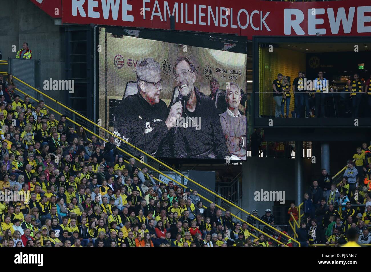 Dortmund, Deutschland. 07 Sep, 2018. firo: 07.09.2018, Fußball, 1.Bundesliga, Saison 2018/2019, abschiedsspiel Roman WEIDENFELLER, BVB, Borussia Dortmund, Norbert Dickel und Trainer Jürgen Klopp, auf der Video Wall | Verwendung der weltweiten Kredit: dpa/Alamy leben Nachrichten Stockfoto