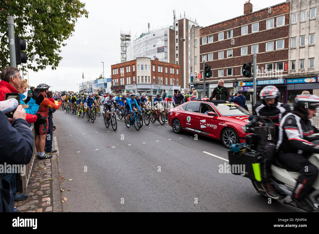 West Bridgford, Nottingham, Großbritannien, 8. September 2018. Zuschauer beobachten und fotografieren wie die Tour von Großbritannien Radrennen über Trent Bridge in West Bridgford, Nottingham. Credit: Martyn Williams/Alamy leben Nachrichten Stockfoto