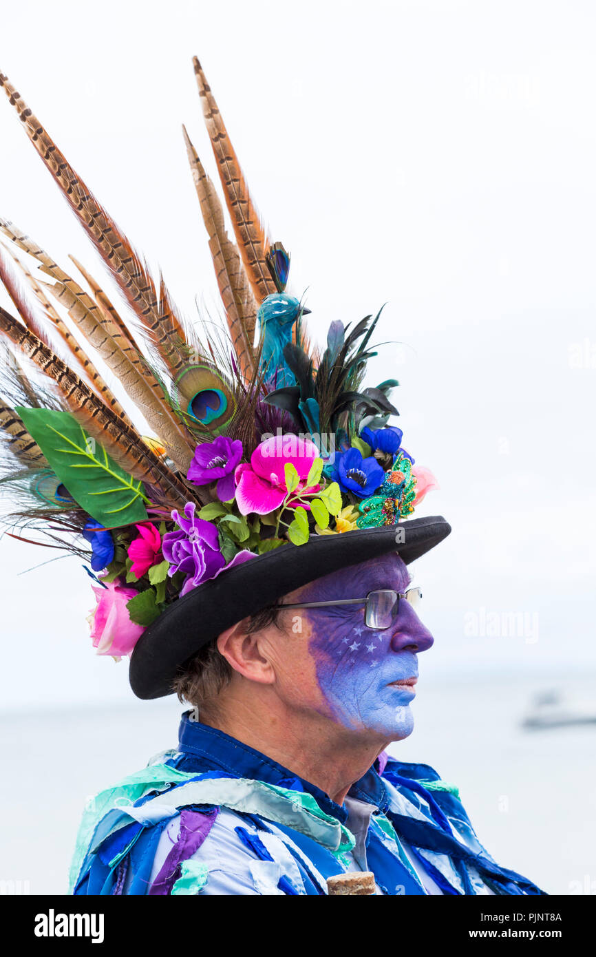 Swanage, Dorset, Großbritannien. 8. Sep 2018. Menschenmassen strömen zu den Swanage Folk Festival der Tanzgruppen und Musik entlang der Küste zu sehen. Morris Tänzerin - Mitglied des Exmoor Grenze Morris Gruppe. Credit: Carolyn Jenkins/Alamy leben Nachrichten Stockfoto