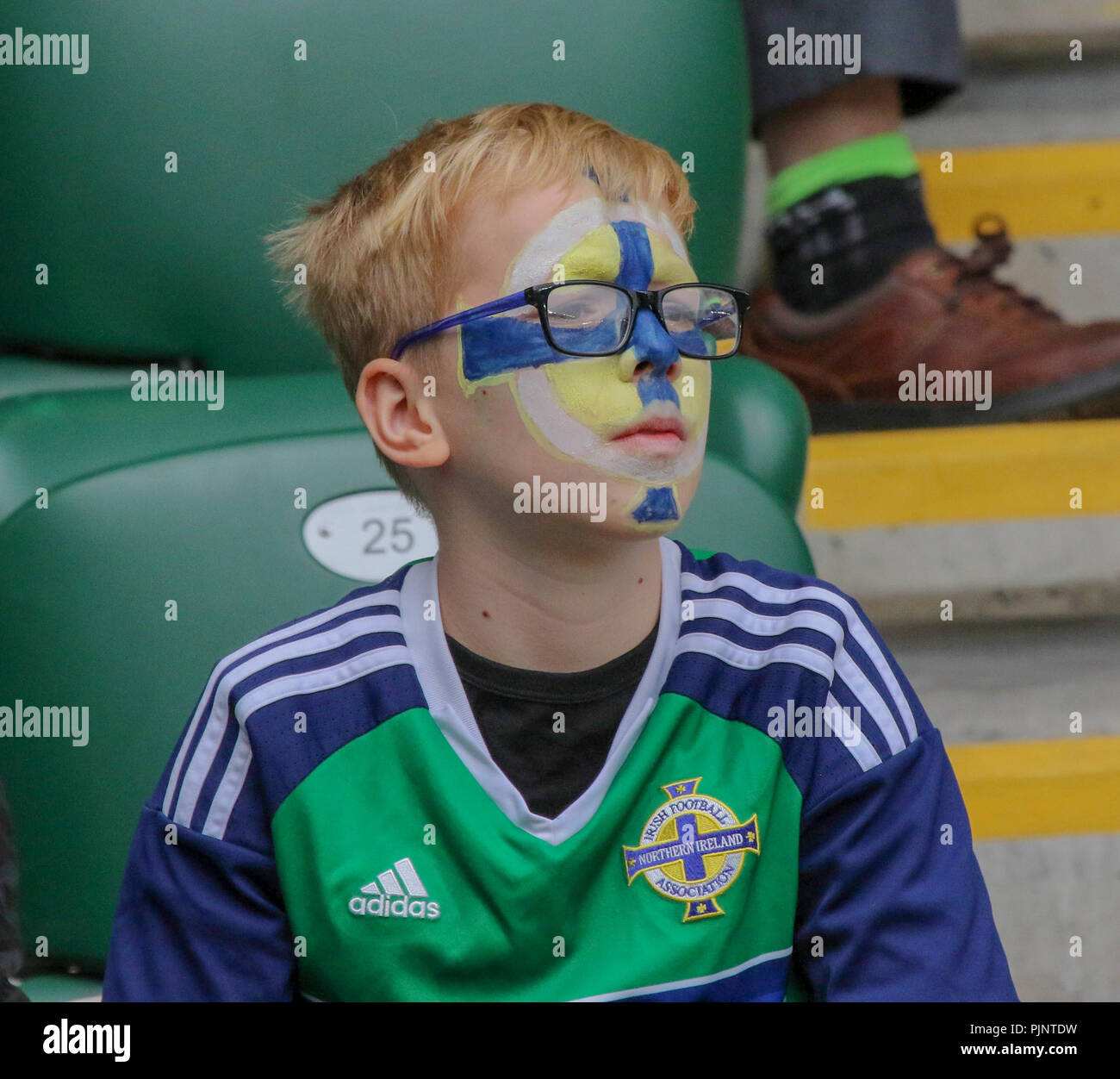 Windsor Park, Belfast, Nordirland. 08.September 2018. UEFA Nationen Liga Gruppe B3 - Nordirland gegen Bosnien & Herzegowina. Eine junge Nordirland Ventilator Uhren das Match. Quelle: David Hunter/Alamy Leben Nachrichten. Stockfoto