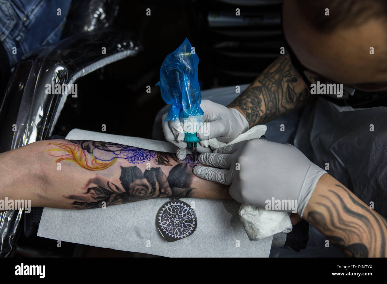 Leeds Grossbritannien 26 Okt 2017 Eine Lokale Tattoo Artist Tattooing Wahrend Einer Sitzung Gesehen Leeds Ist Die Grosste Stadt Im Norden Der Englischen Grafschaft Yorkshire Er Hat Eine Der Hochsten Unterschiedlichen Volkswirtschaften