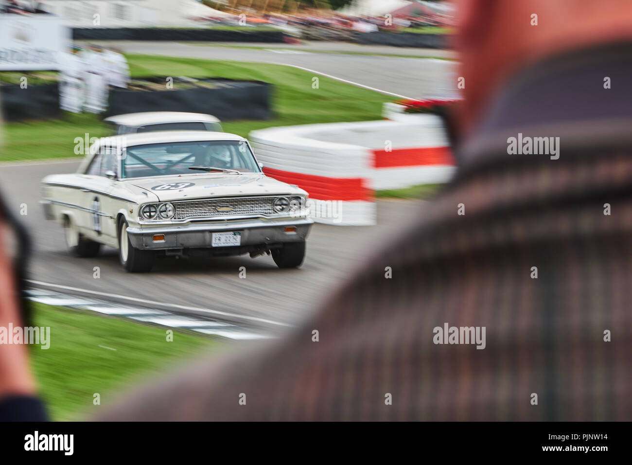 Chichester, West Sussex, UK, 8. September 2018. Romain Dumas Antriebe Ford Galaxy während des Goodwood Revival in Goodwood Motor Circuit. Foto: Gergo Toth/Alamy leben Nachrichten Stockfoto