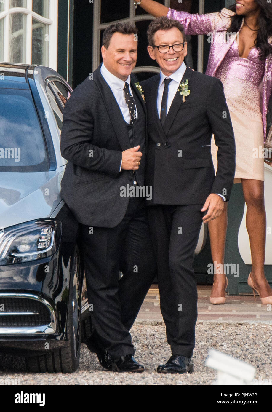 Sylt, Deutschland. 8. September 2018. Guido Maria Kretschmer (L), Modedesigner, und seinem Ehemann Frank Mutters stehen zusammen bei einem Empfang nach ihrer Hochzeit. Foto: Daniel Bockwoldt/dpa Quelle: dpa Picture alliance/Alamy leben Nachrichten Stockfoto