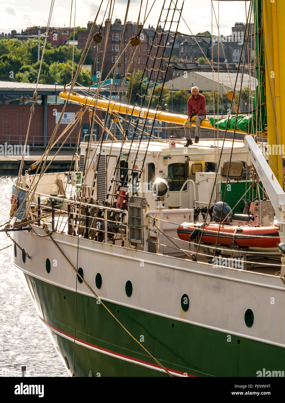 Leith Dock, Leith, Edinburgh, Schottland, Großbritannien. September 2018. Alexander von Humboldt II besucht den Hafen von Leith und ist im Eingangsbecken vertäut. Das 2011 gebaute Schiff ist ein ziviles, viereckiges Rigger-Hochschiff, das Fahrten für Jugendliche im Alter von 15 bis 25 Jahren anbietet und von der Deutschen Stiftung Sail Training (DSST) betrieben wird. Sie tritt in großen Schiffsrennen an Stockfoto