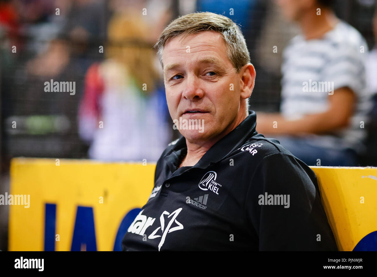 Flensburg, Deutschland. 08 Sep, 2018. Handball, Bundesliga, SG Flensburg-Handewitt vs THW Kiel, Spieltag 4, im Flansch Arena. Kieler Trainer Alfred Gislason sitzt auf der Bank der Trainer vor dem Anpfiff ertönt. Credit: Frank Molter/dpa/Alamy leben Nachrichten Stockfoto