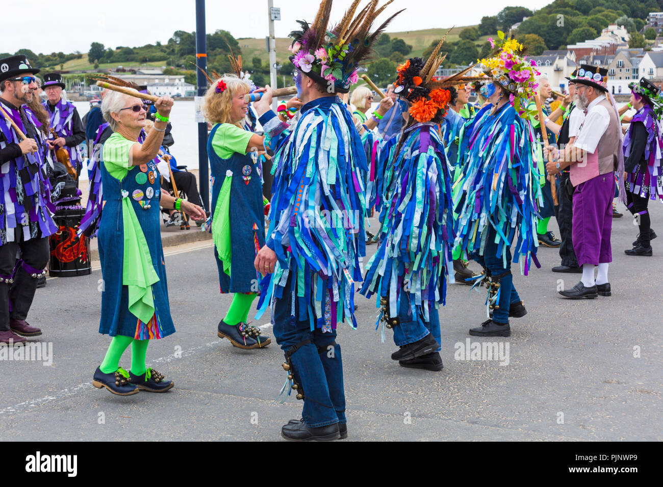 Swanage, Dorset, Großbritannien. 8. Sep 2018. Menschenmassen strömen zu den Swanage Folk Festival der Tanzgruppen und Musik entlang der Küste zu sehen. Morris Dancers, Exmoor Grenze Morris Gruppe durchführen mit Mitgliedern von Wight Glocken. Credit: Carolyn Jenkins/Alamy leben Nachrichten Stockfoto