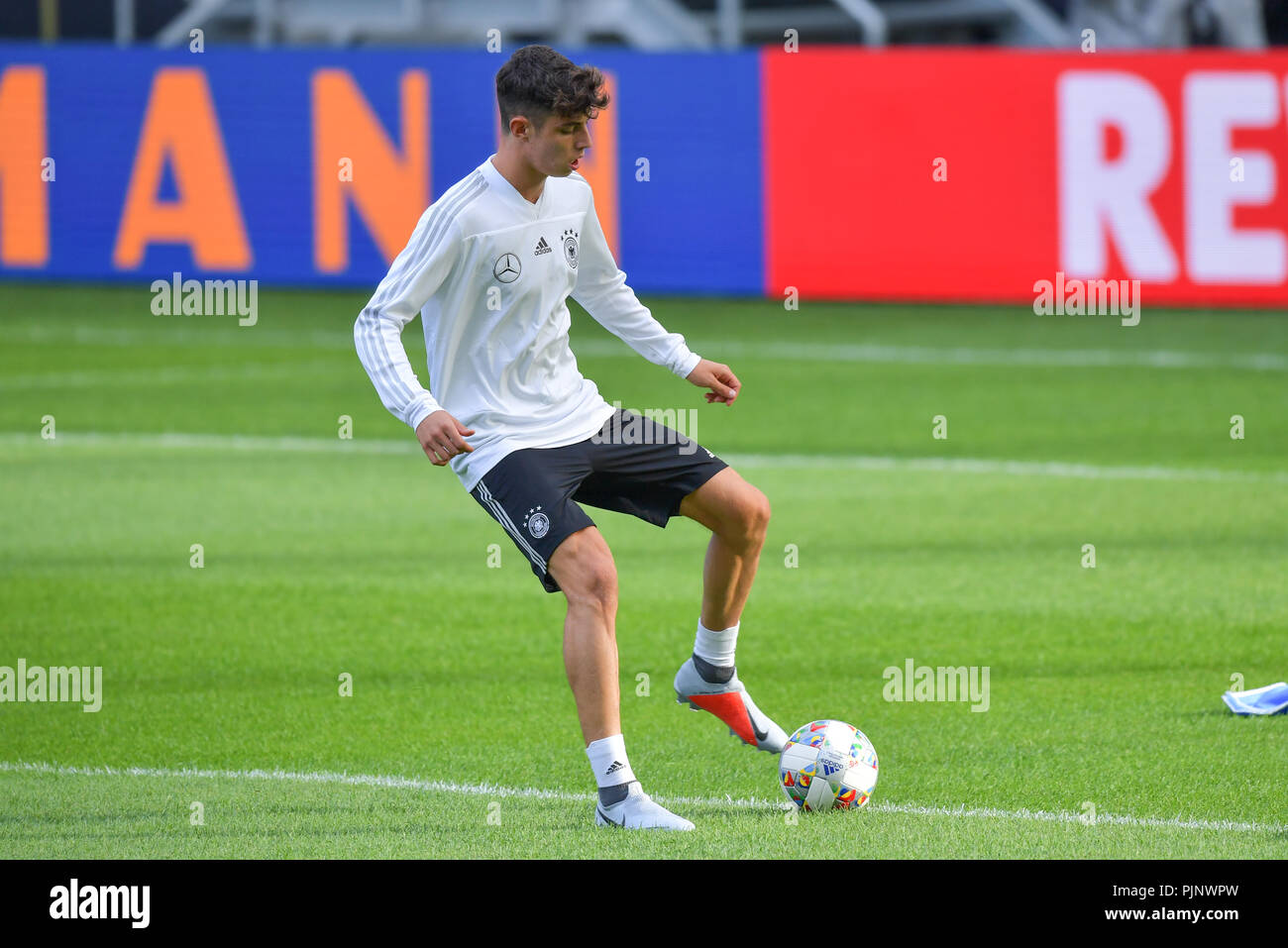 Bad Schönborn, Deutschland. 08 Sep, 2018. Fussball: Internationale  Freundschaftsspiel, Deutschland vs Peru: Training der Deutschen  Nationalmannschaft vor dem Länderspiel gegen Peru in der  Rhein-Neckar-Arena. Deutschlands Kai Havertz spielt den Ball ...