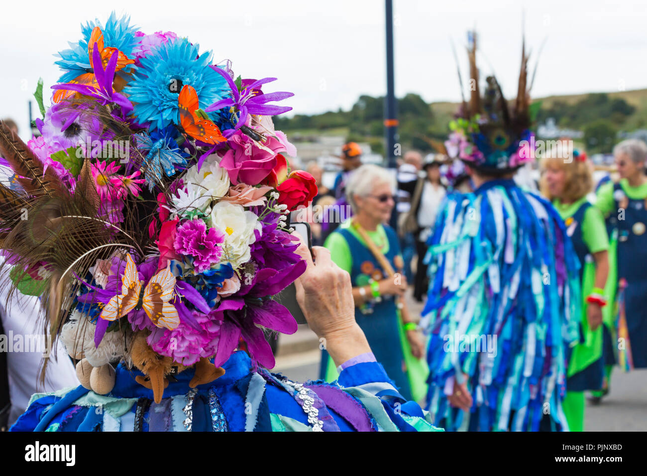 Swanage, Dorset, Großbritannien. 8. Sep 2018. Menschenmassen strömen zu den Swanage Folk Festival der Tanzgruppen und Musik entlang der Küste zu sehen. Morris Dancers, Exmoor Grenze Morris Gruppe durchführen mit Mitgliedern von Wight Glocken. Credit: Carolyn Jenkins/Alamy leben Nachrichten Stockfoto