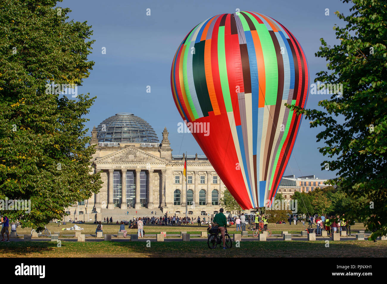 Hamburg, Deutschland. 08 Sep, 2018. Ein bunter Heißluftballon steht für  eine Werbekampagne für den Film "Ballon" vor dem Reichstag. Der Film ist  über eine Flucht aus der DDR in einem Heißluft-Ballon in