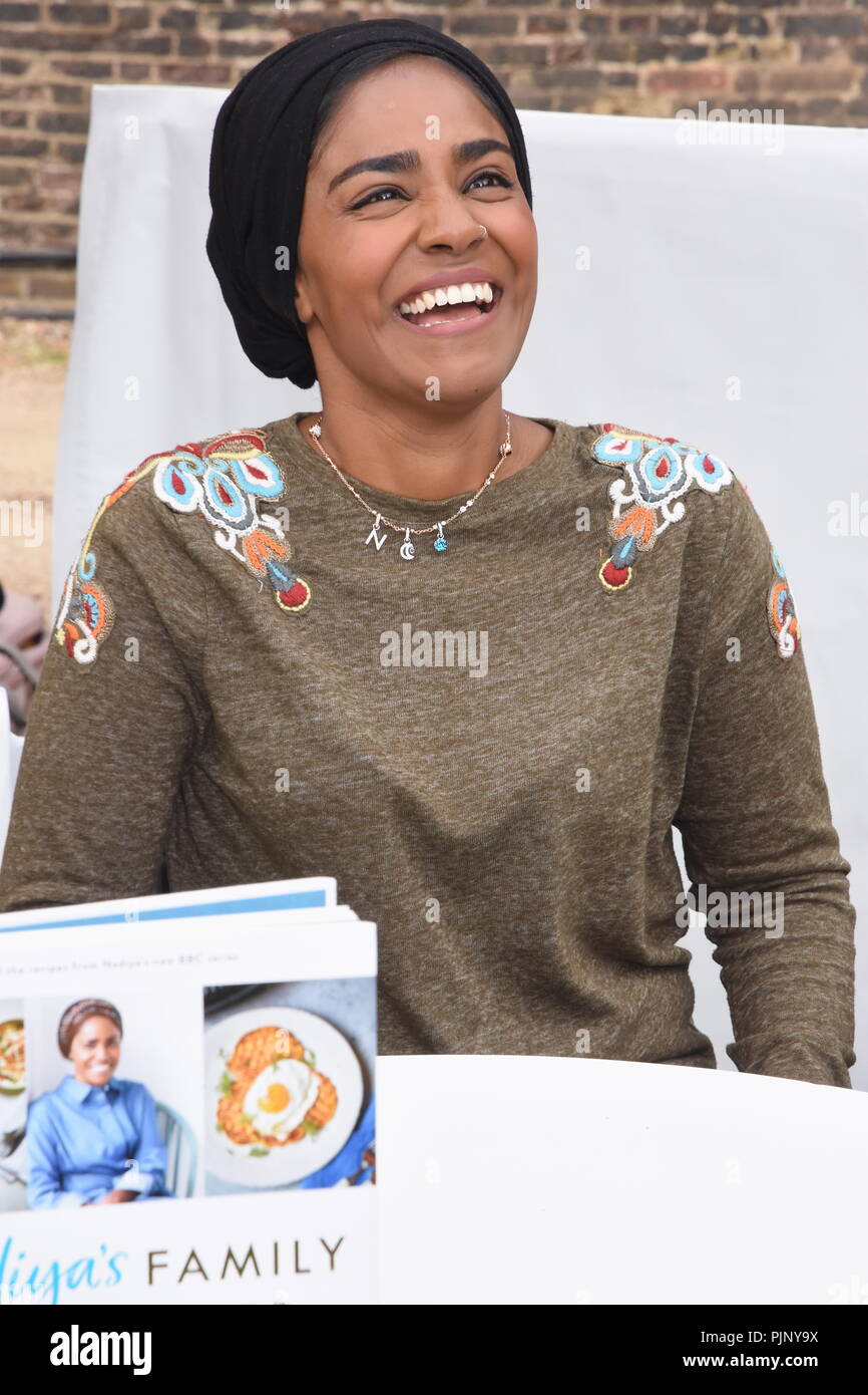 London, Großbritannien. 08 Sep, 2018. Nadiya Hussain nahmen an der Tower von London Food Festival kochen Demonstrationen, Interviews zu geben und ihr Buch "nadiya's Familie Favoriten", Tower of London, London.UK Credit: michael Melia/Alamy Leben Nachrichten zu signieren Stockfoto