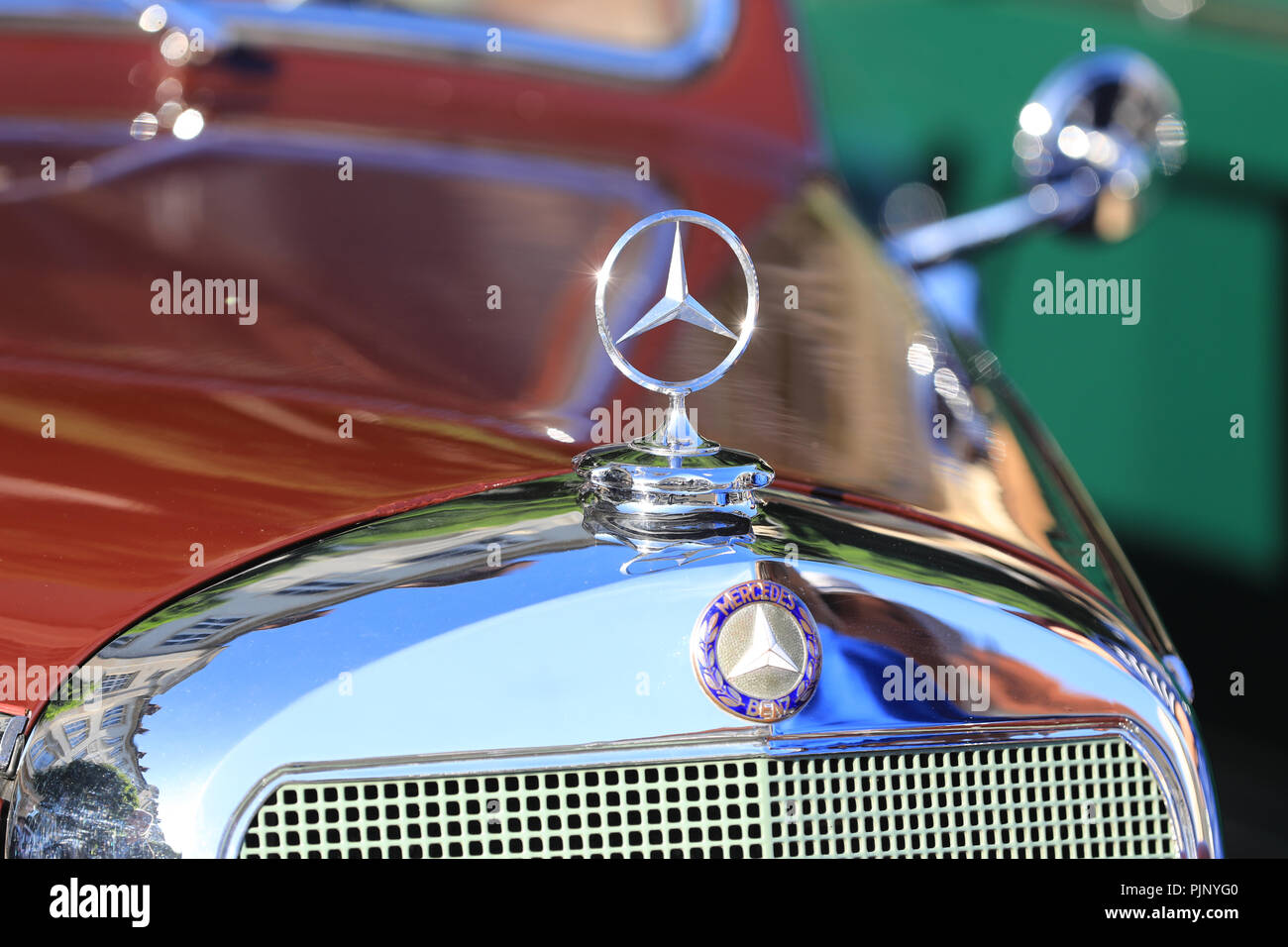 Magdeburg, Deutschland. 08 Sep, 2018. Der Stern von Mercedes Benz Cabrio von 1952 Heute ist der Start der Oldtimer Ausflug anlässlich des ADAC - Sachsen-Anhalt - Klassik mit rund 119 Oldtimer. Die rund 185 Kilometer lange Route verläuft rund um die Landeshauptstadt und die Region Boerde. Credit: Peter Gercke/dpa-Zentralbild/dpa/Alamy leben Nachrichten Stockfoto