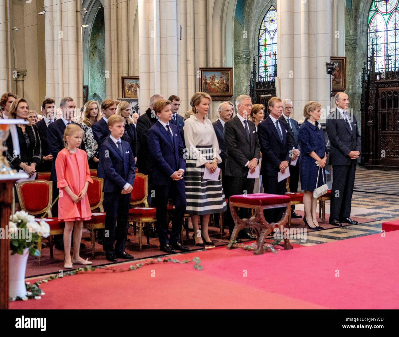 King Filip und Königin Mathilde von Belgien, Prinz Gabriel, Prinz Emmanuel und Prinzessin Eleonore von Belgien Großherzog Henri und Prinz Louis von Luxemburg Prinz Laurent von Belgien Prinzessin Astrid en Prinz Lorenz, Prinz Amedeo en Prinzessin Luisa Maria Elisabetta, Prinzessin, Prinzessin Maria Laura, Fürst Nikolaus en Prinzessin Margaretha von Liechtenstein, Princess Marie-Astrid, Prinz Guillaume de Prinzessin Mathilde von Luxemburg am Onze Lieve Vrouwekerk in Laken, am 8. September 2018, mit der eucharistischen Feier anlässlich des 25. Jahrestages des Todes von König Boudewijn teilnehmen Stockfoto