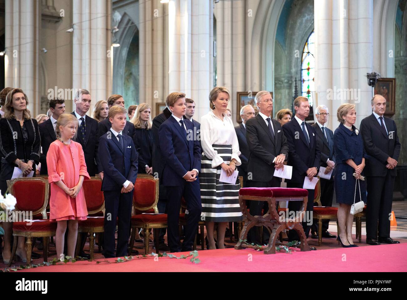 King Filip und Königin Mathilde von Belgien, Prinz Gabriel, Prinz Emmanuel und Prinzessin Eleonore von Belgien Großherzog Henri und Prinz Louis von Luxemburg Prinz Laurent von Belgien Prinzessin Astrid en Prinz Lorenz, Prinz Amedeo en Prinzessin Luisa Maria Elisabetta, Prinzessin, Prinzessin Maria Laura, Fürst Nikolaus en Prinzessin Margaretha von Liechtenstein, Princess Marie-Astrid, Prinz Guillaume de Prinzessin Mathilde von Luxemburg am Onze Lieve Vrouwekerk in Laken, am 8. September 2018, mit der eucharistischen Feier anlässlich des 25. Jahrestages des Todes von König Boudewijn teilnehmen Stockfoto