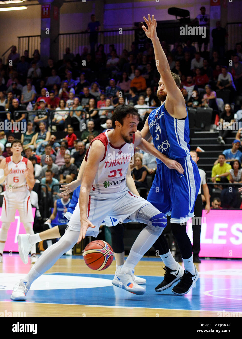 Hamburg, Deutschland. 08 Sep, 2018. Basketball, Supercup, Tschechische Republik vs Türkei, Finale: Tschechische Republik Martin Kriz (R) in Aktion gegen die Türkei Sertac Sanli. Credit: Daniel Reinhardt/dpa/Alamy leben Nachrichten Stockfoto