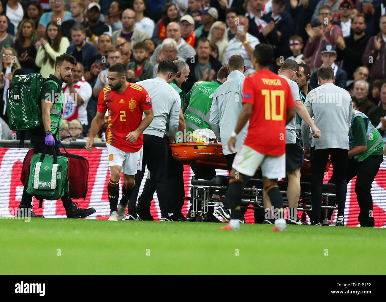 Wembley Stadion, London, UK. 8. Sep 2018. UEFA Nationen Liga Fußball, England und Spanien; Lukas Shaw von England nach einer Kollision mit Dani Carvajal Spanien Quelle: Aktion plus Sport/Alamy Leben Nachrichten gestreckt Stockfoto