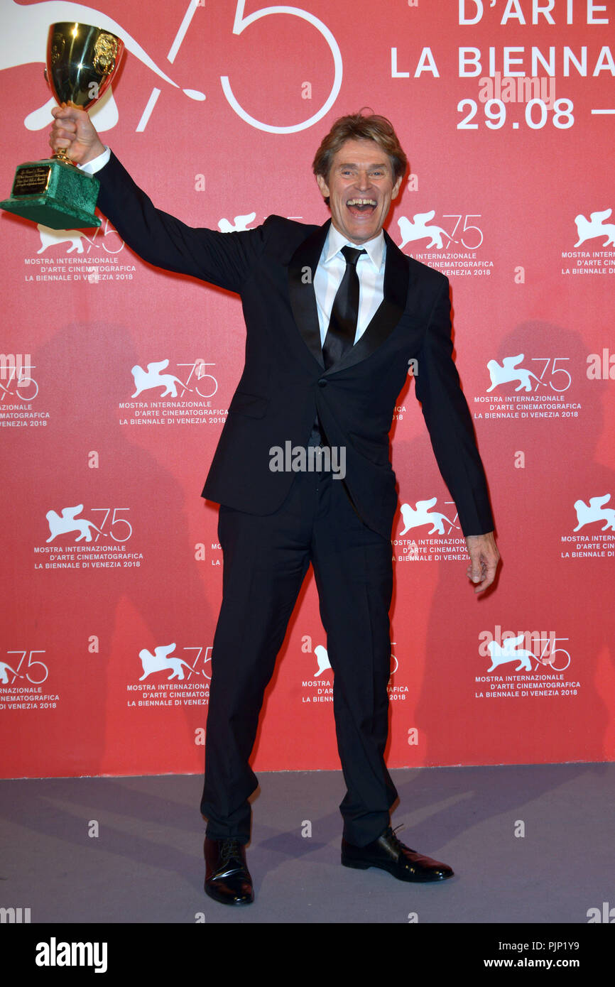 Venedig, Italien. 08 Sep, 2018. 75. Filmfestival von Venedig, Photocall Preisverleihung Gewinner. Im Bild: Willem Dafoe - Coppa Volpi als Bester Darsteller Credit: Unabhängige Fotoagentur/Alamy leben Nachrichten Stockfoto