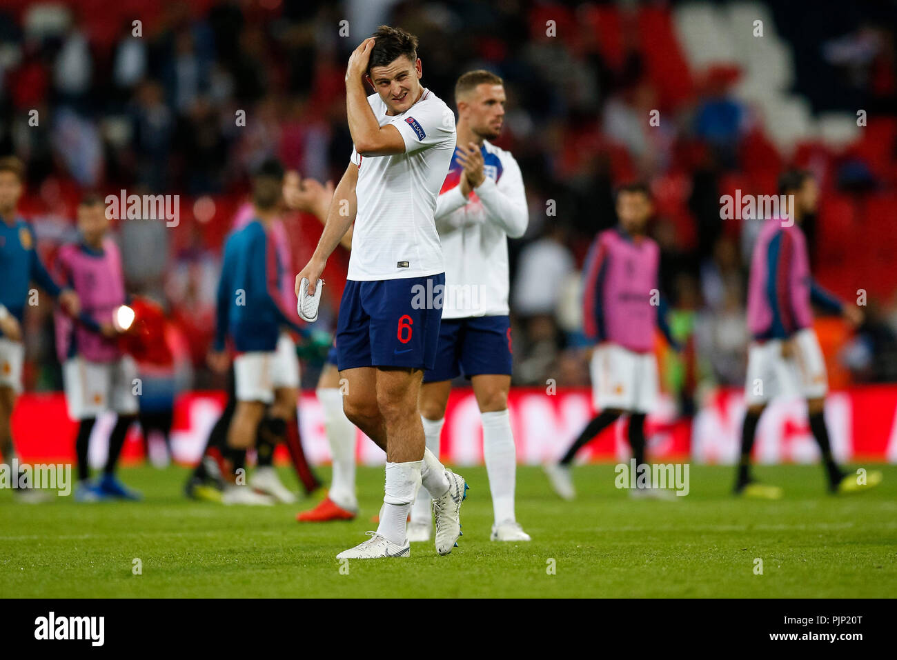 Harry Maguire von England sieht nach der UEFA Nationen Liga Liga eine Gruppe 4 Übereinstimmung zwischen England und Spanien im Wembley Stadion am 8. September 2018 in London, England niedergeschlagen. (Foto von Daniel Chesterton/phcimages.com) Stockfoto