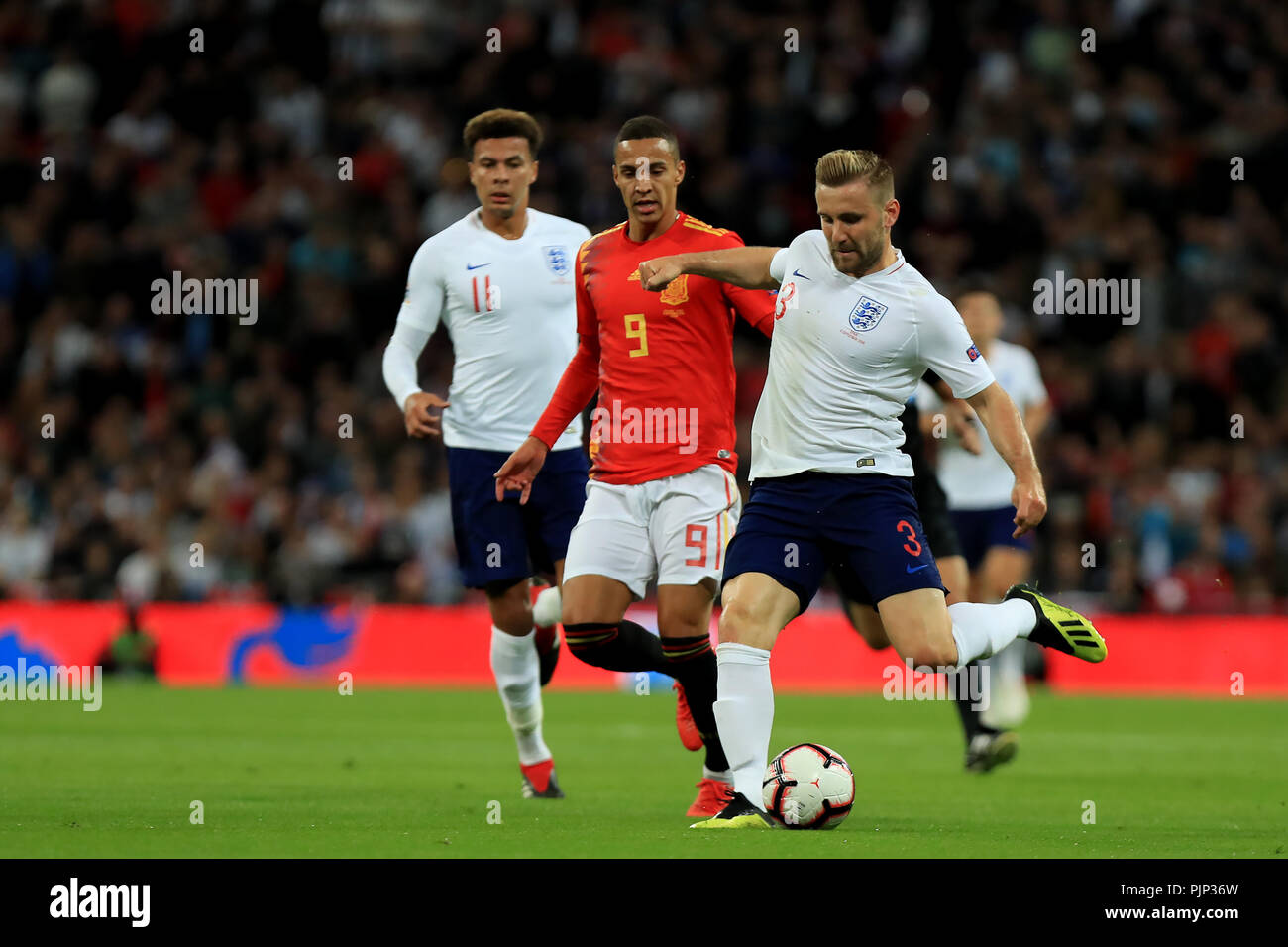 Wembley Stadion, London, UK. 8. Sep 2018. UEFA Nationen Liga Fußball, England und Spanien; Lukas Shaw von England den Ball durch die Marcus Rashford zu score Credit: Aktion plus Sport/Alamy leben Nachrichten Stockfoto