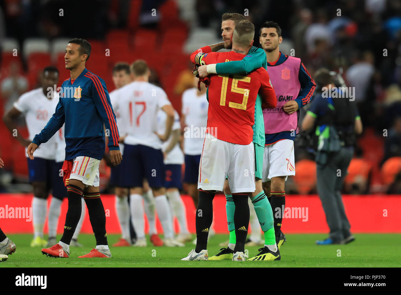 Wembley Stadion, London, UK. 8. Sep 2018. UEFA Nationen Liga Fußball, England und Spanien; David de Gea von Spanien feiert die 1-2 gewinnen mit Sergio Ramos Credit: Aktion plus Sport/Alamy leben Nachrichten Stockfoto