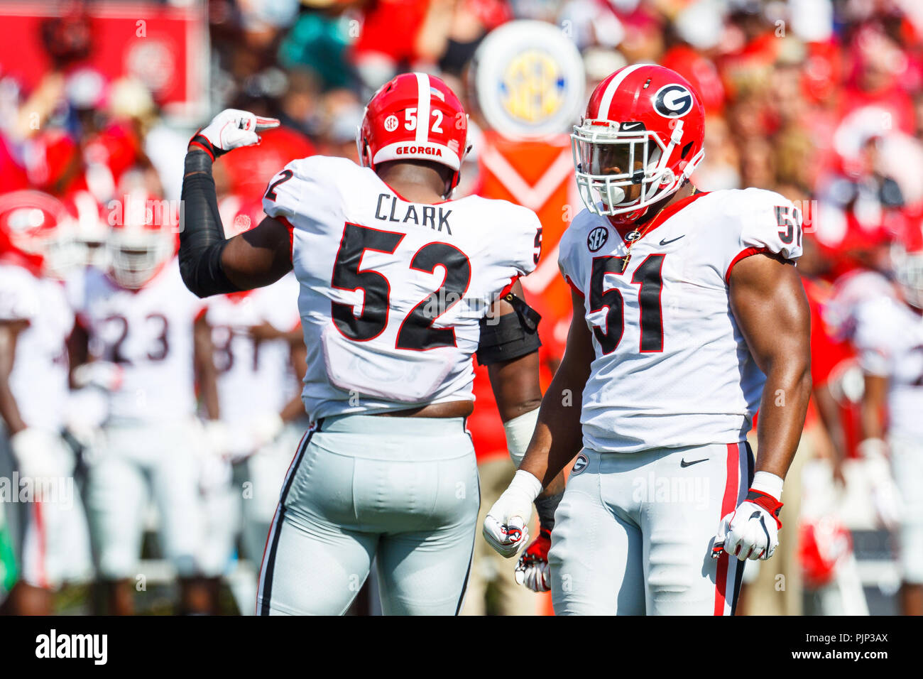 Columbia, SC, USA. 8. Sep 2018. Bulldoggen defensive lineman Tyler Clark (52) und Linebacker David Marshall (51) feiern ein Verlust in der sek matchup zwischen der Georgia Bulldogs und die South Carolina Gamecocks an Williams - dem Brice Stadium in Columbia, SC. (Scott Kinser/Cal Sport Media) Credit: Csm/Alamy leben Nachrichten Stockfoto