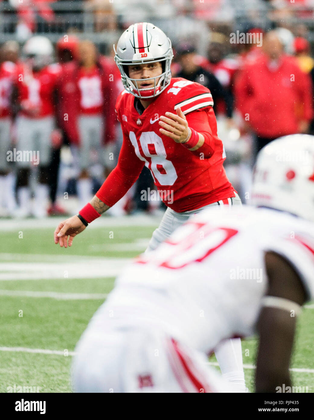 Columbus, Ohio, USA. 8. Sep 2018. Ohio State Buckeyes quarterback Tate Martell (18) Rufen Sie das Spielen gegen Rutgers an den NCAA Football Spiel zwischen Rutgers and Ohio State Buckeyes am Ohio Stadium in Columbus, Ohio. Brent Clark/Cal Sport Media/Alamy leben Nachrichten Stockfoto