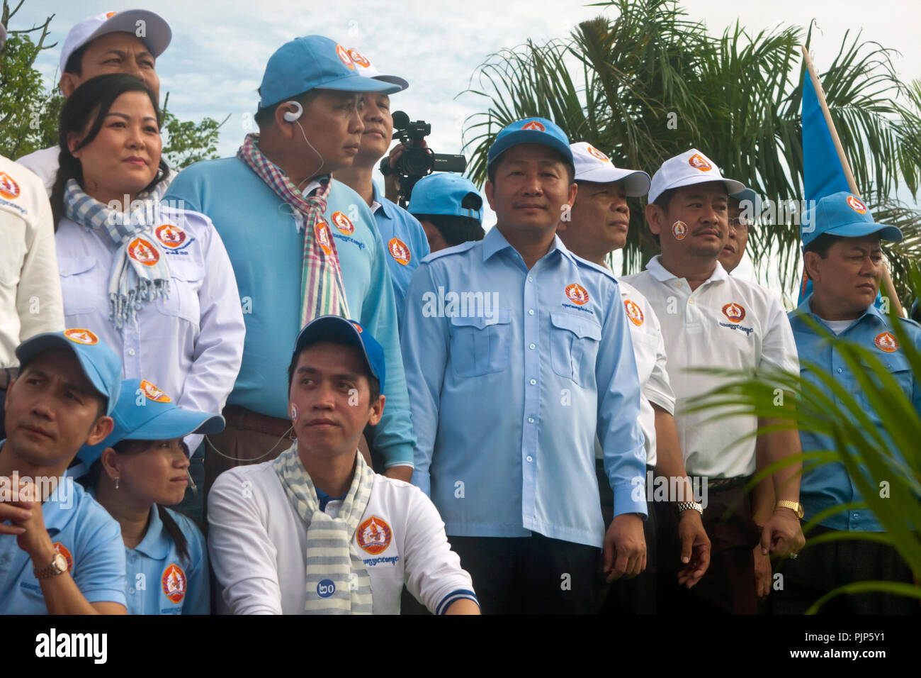 Provincial Kambodschanische Volkspartei (CPP) Führer sind auf einer Bühne während einer Wahlkampfveranstaltung in Kampong Cham, Kambodscha. gesammelt. Stockfoto
