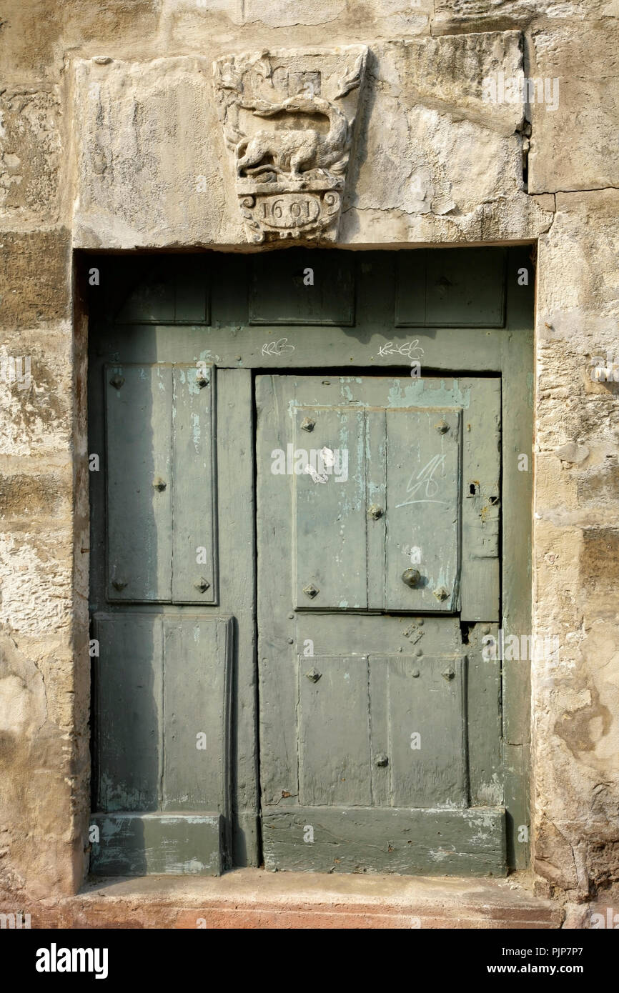 Alte Tür mit Feuer versicherung Markierung in Form eines feuerspeiende Drachen datiert 1691, Rouen, Frankreich. Stockfoto