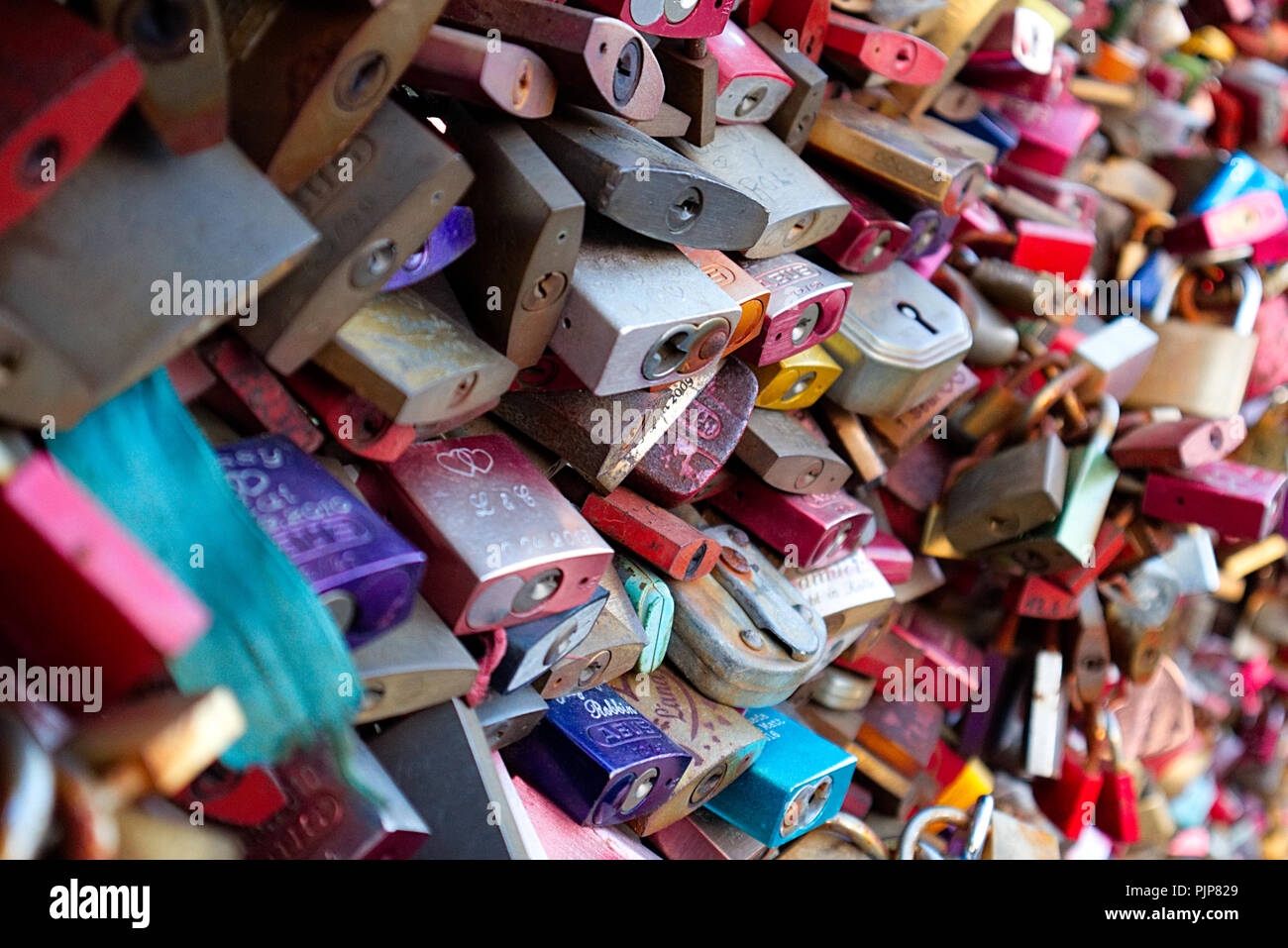 Schlösser auf der Hohenzollernbrücke Liebesschlösser - Liebe - Schließfach Cologne Köln Brücke Liebhaber Stockfoto