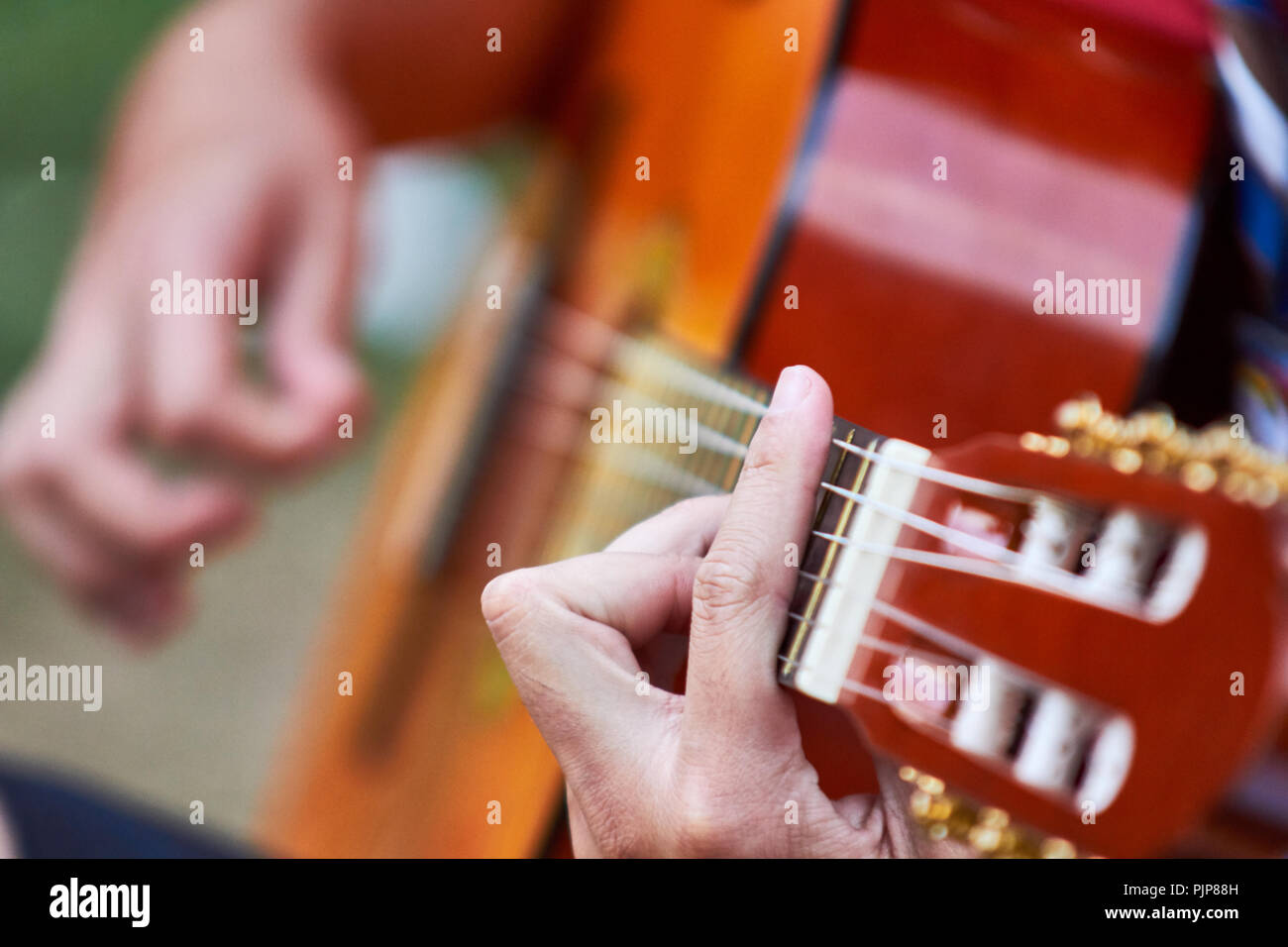 Spanische Gitarre spielen Stockfoto