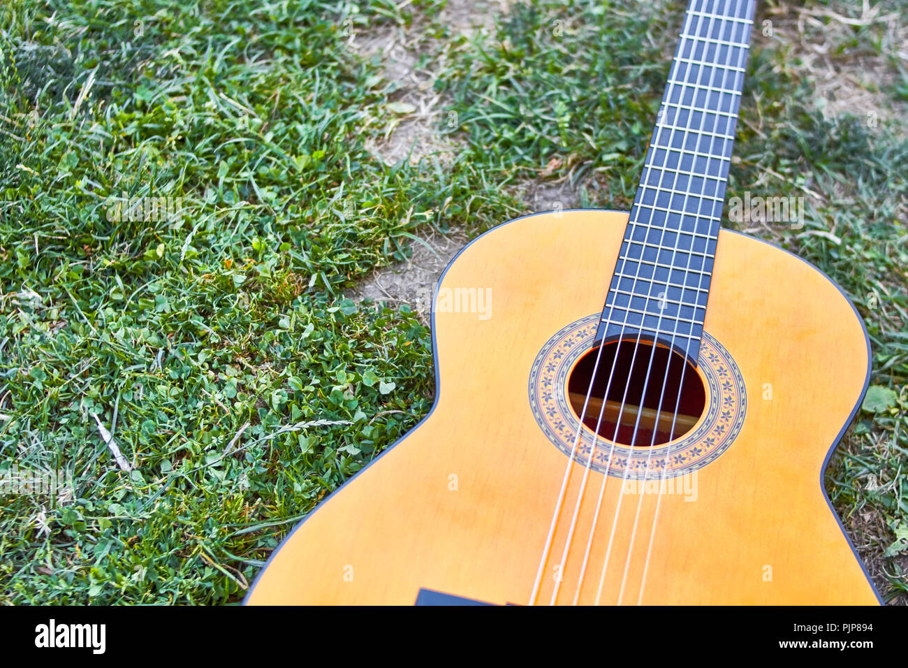 Spanische Gitarre im Boden Stockfoto