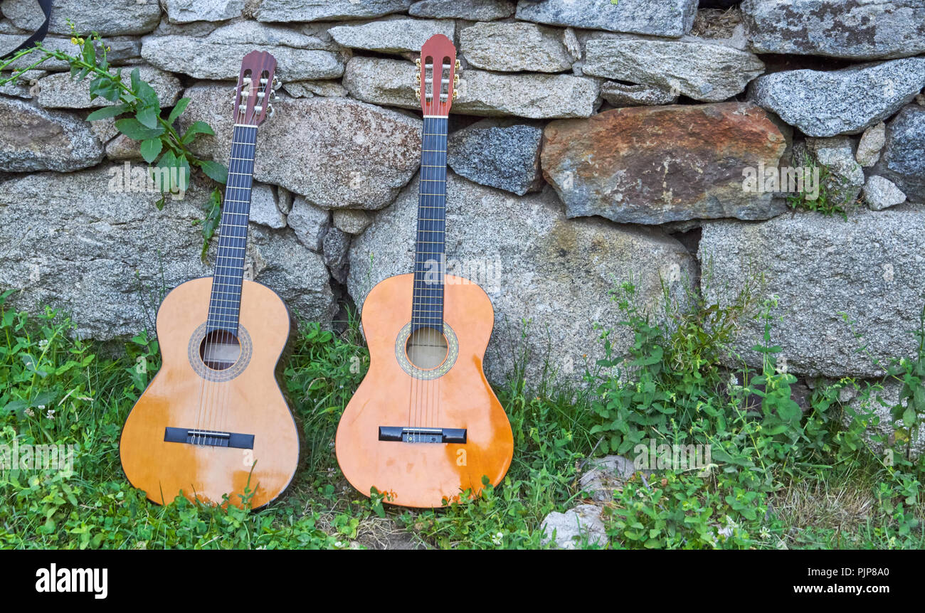 Zwei spanische Gitarren im Boden Stockfoto