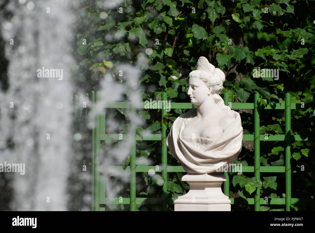 SAINT-Petersburg, Russland - Juli 12, 2014: Allegorie des Friedens von Pietro Baratta im Sommergarten. Stockfoto