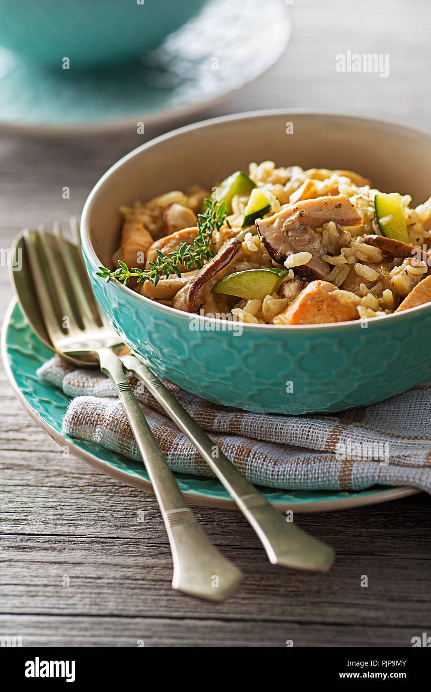Risotto mit Porcini-Pilzen und Fleisch auf hölzernen Tisch Stockfoto