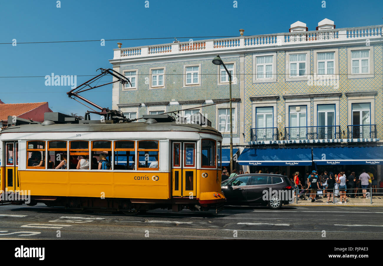 Lissabon, Portugal - Sept. 7, 2018: die Menschen Schlange vor pasteis de belem Bäckerei in Lissabon, Portugal, ist der Geburtsort des berühmten portugues Stockfoto