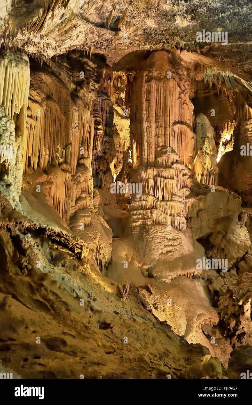 Stalaktiten und Stalagmiten haben in eine Säule, Karsthöhle, Postojna, Slowenien zusammengeführt Stockfoto