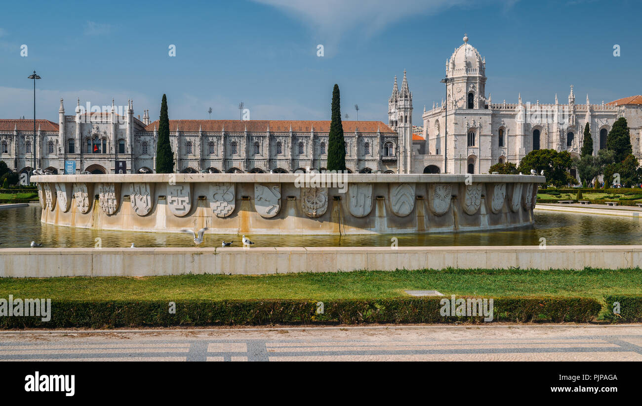 Hieronymites Kloster und Brunnen in Belem, Lissabon, Portugal. Stockfoto