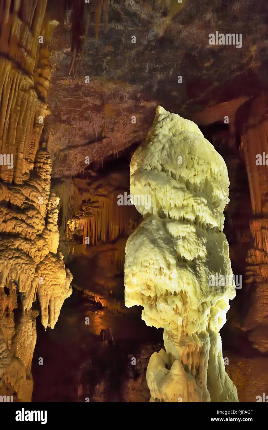 Diamond, Stalaktiten und Stalagmiten haben in eine Säule, Karsthöhle, Postojna, Slowenien zusammengeführt Stockfoto